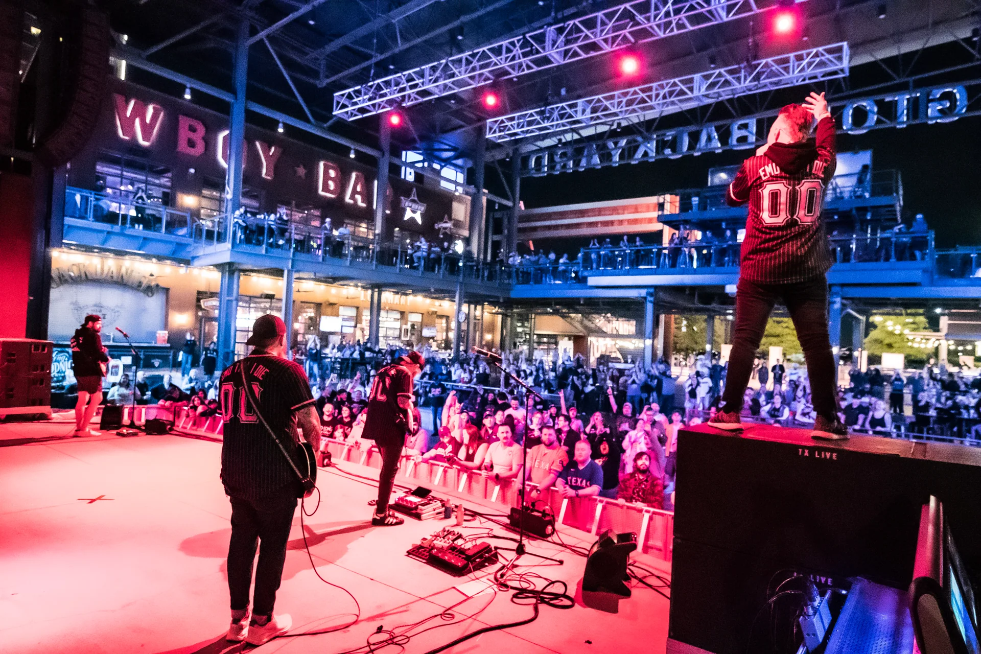 So Long Goodnight facing the Texas Live crowd from the stage